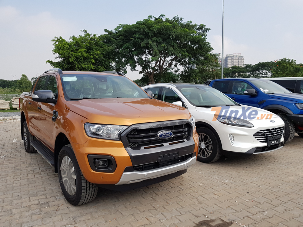 Ford Ranger Wildtrak v&agrave; kế b&ecirc;n ch&iacute;nh l&agrave; &aacute;t chủ b&agrave;i Ford Escape 2020 