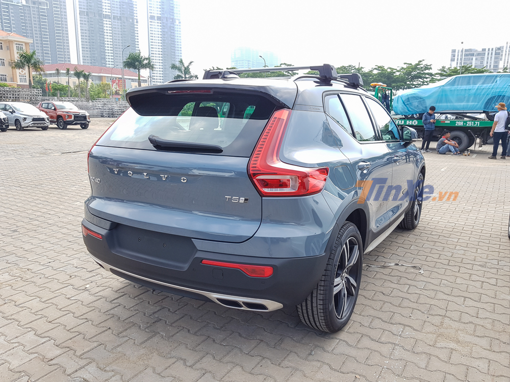 Volvo XC40 T5 2020 c&ograve;n c&oacute; c&aacute;c trang bị cao cấp kh&aacute;c ở b&ecirc;n trong khoang l&aacute;i như hệ thống &acirc;m thanh Harman Kardon 13 loa