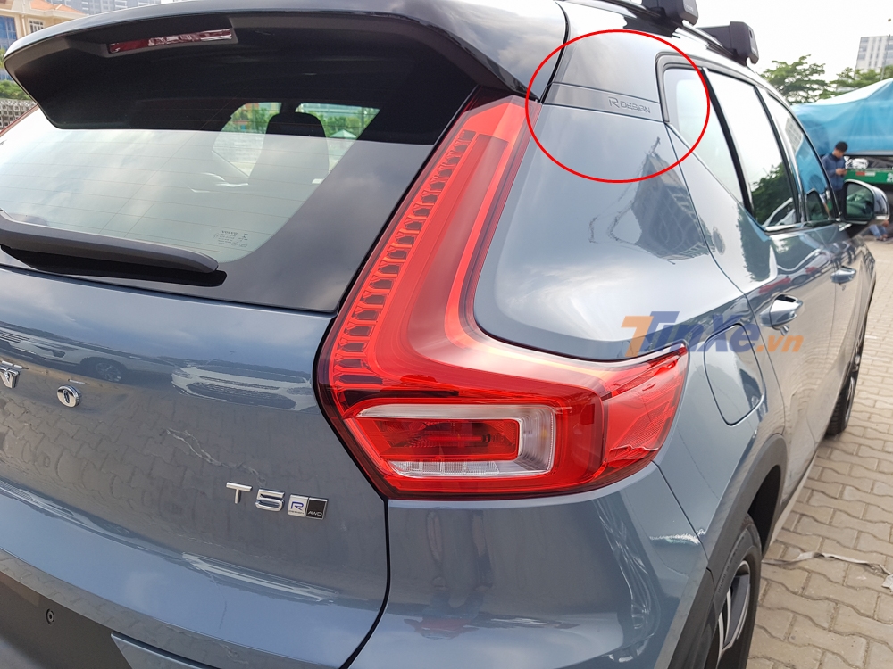 phi&ecirc;n bản Volvo XC40 T5 2020 c&ograve;n c&oacute; logo R-Design ở đỉnh cột C để nhận biết so với c&aacute;c bản trang bị kh&aacute;c