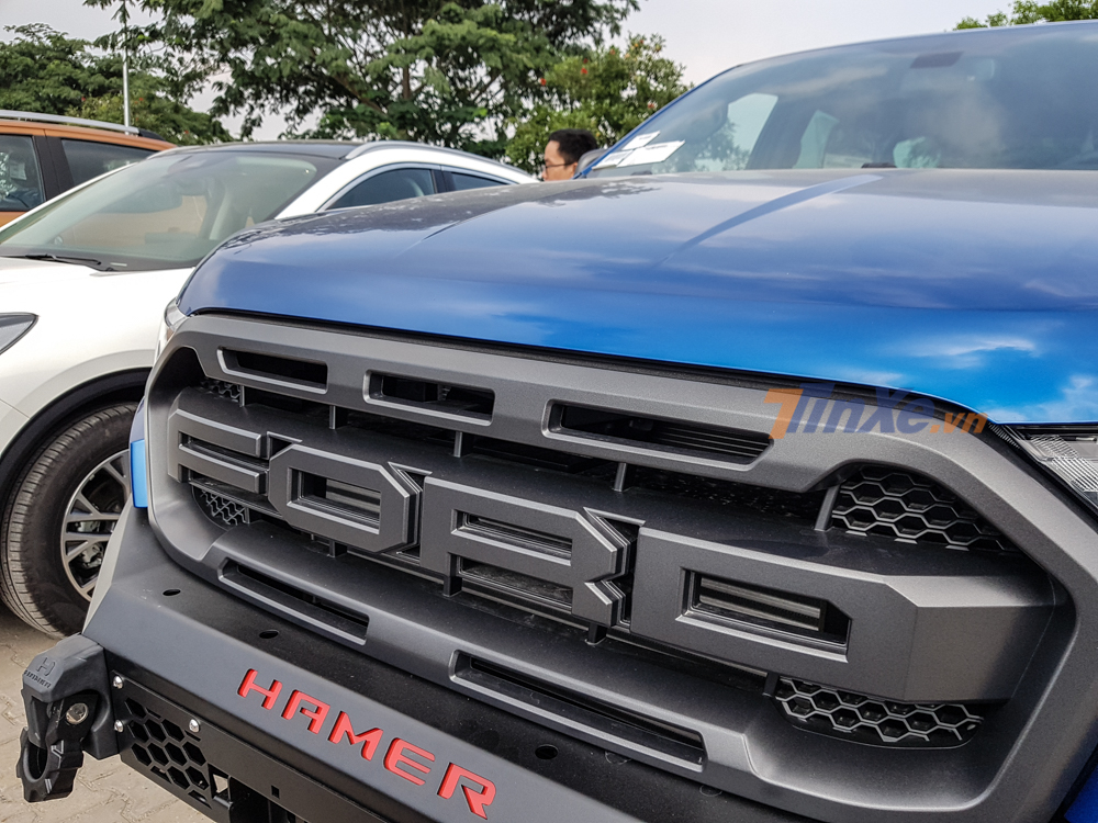 Ri&ecirc;ng phần lưới tản nhiệt v&agrave; logo Ford cỡ lớn kh&ocirc;ng c&oacute; g&igrave; thay đổi so với bản ti&ecirc;u chuẩn