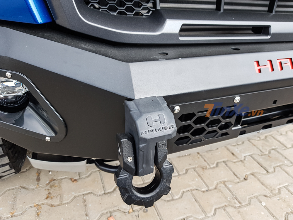 Điểm nhấn đầu ti&ecirc;n của những chiếc xe b&aacute;n tải Ford Ranger Raptor độ Hamer ch&iacute;nh l&agrave; phần đầu xe cực ngầu với bộ cản va trước thiết kế lại v&agrave; trang bị th&ecirc;m tời k&eacute;o xe