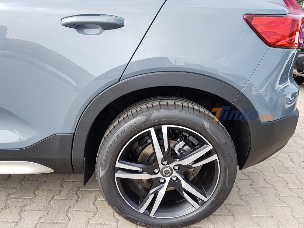 Điểm nhấn cuối c&ugrave;ng ở ngoại thất Volvo XC40 T5 2020 ch&iacute;nh l&agrave; xe sử dụng bộ v&agrave;nh hợp kim 19 inch