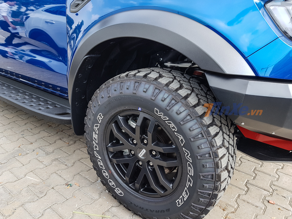 Chiếc Ford Ranger Raptor độ Hamer vẫn được trang bị bộ v&agrave;nh hợp kim 17 sơn m&agrave;u đen đi k&egrave;m l&agrave; bộ lốp cao cấp chuy&ecirc;n d&agrave;nh để đi địa h&igrave;nh của Goodyear Wrangler DuraTrac