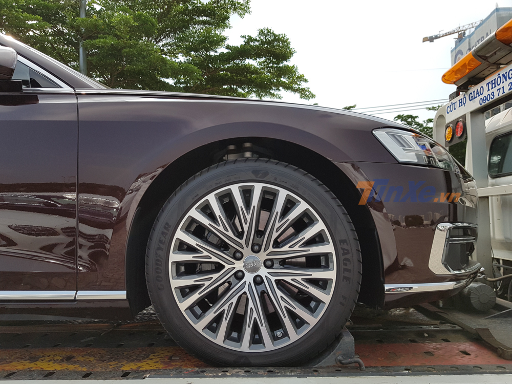 Xe sở hữu la-zăng đa chấu k&eacute;p