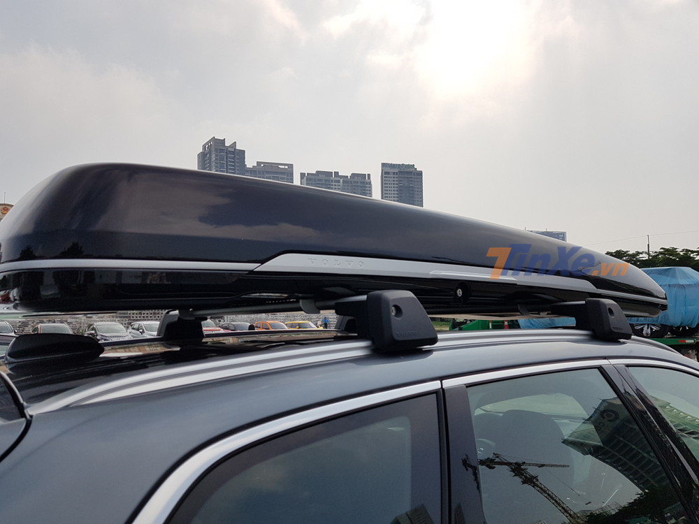 Nhưng xe c&oacute; th&ecirc;m th&ugrave;ng đồ ch&iacute;nh h&atilde;ng của Volvo tr&ecirc;n n&oacute;c xe rất c&aacute; t&iacute;nh