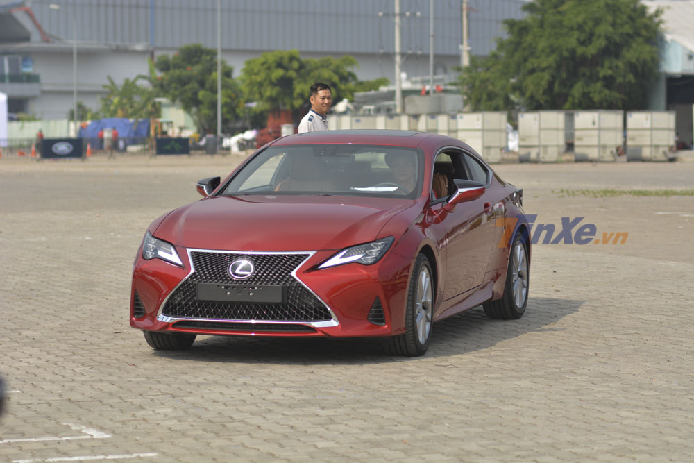 Xe thể thao 2 cửa Lexus RC 300