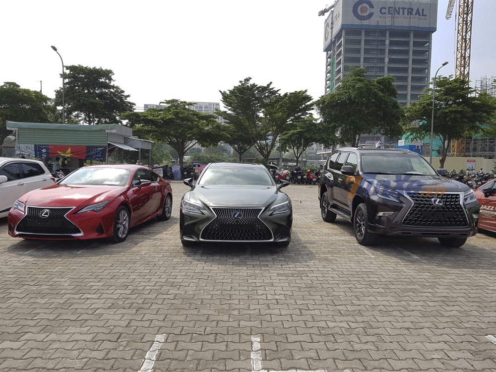 Lần lượt từ tr&aacute;i sang phải l&agrave; Lexus RC300, LS500h v&agrave; GX460