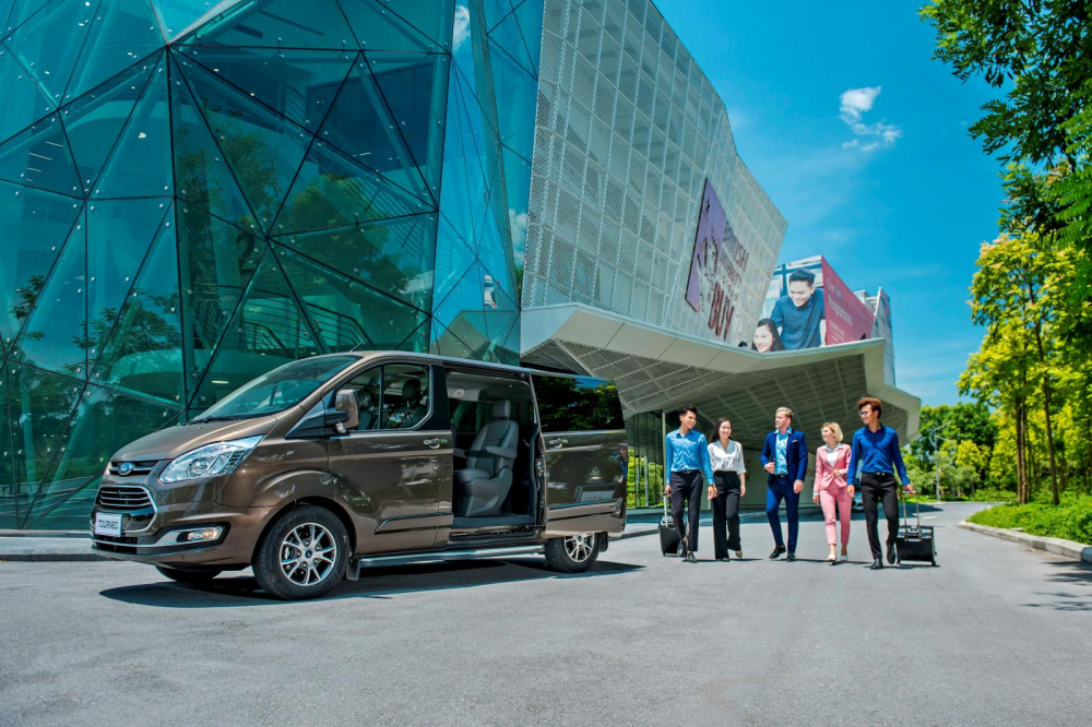 Ford Tourneo hiện đang l&agrave; mẫu xe c&oacute; gi&aacute; b&aacute;n rẻ nhất trong ph&acirc;n kh&uacute;c, tạo &aacute;p lực l&ecirc;n Kia Sedona v&agrave; Peugeot Traveller