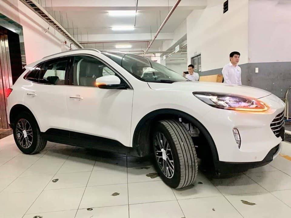 Trước đó, Ford Escape 2020 đã bị bắt gặp khi chuẩn bị vận chuyển tới địa điểm tổ chức VMS 2019