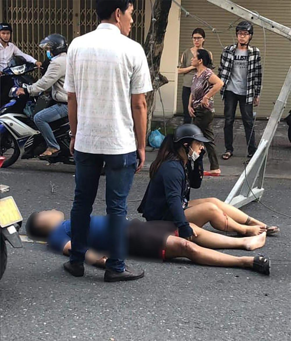 Đôi vợ chồng bị thương vì bị khung sắt rơi trúng
