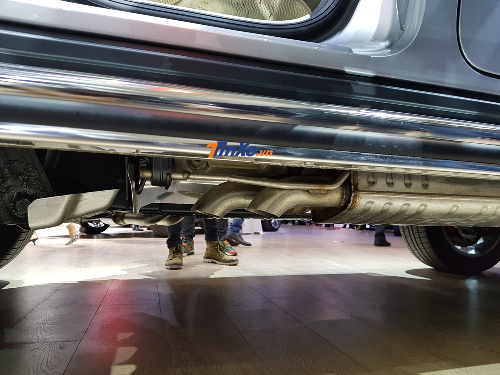 Cận cảnh phần ống xả k&eacute;p b&ecirc;n phải của Mercedes-AMG G63 2019 ch&iacute;nh h&atilde;ng