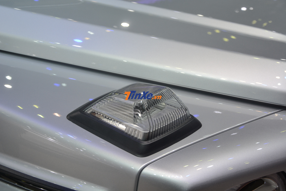 Một số chi tiết quen thuộc của Mercedes-AMG G63 2019 so với đời trước vẫn được giữ lại như đ&egrave;n xi-nhan hầm hố đặt tr&ecirc;n nắp cap&ocirc;