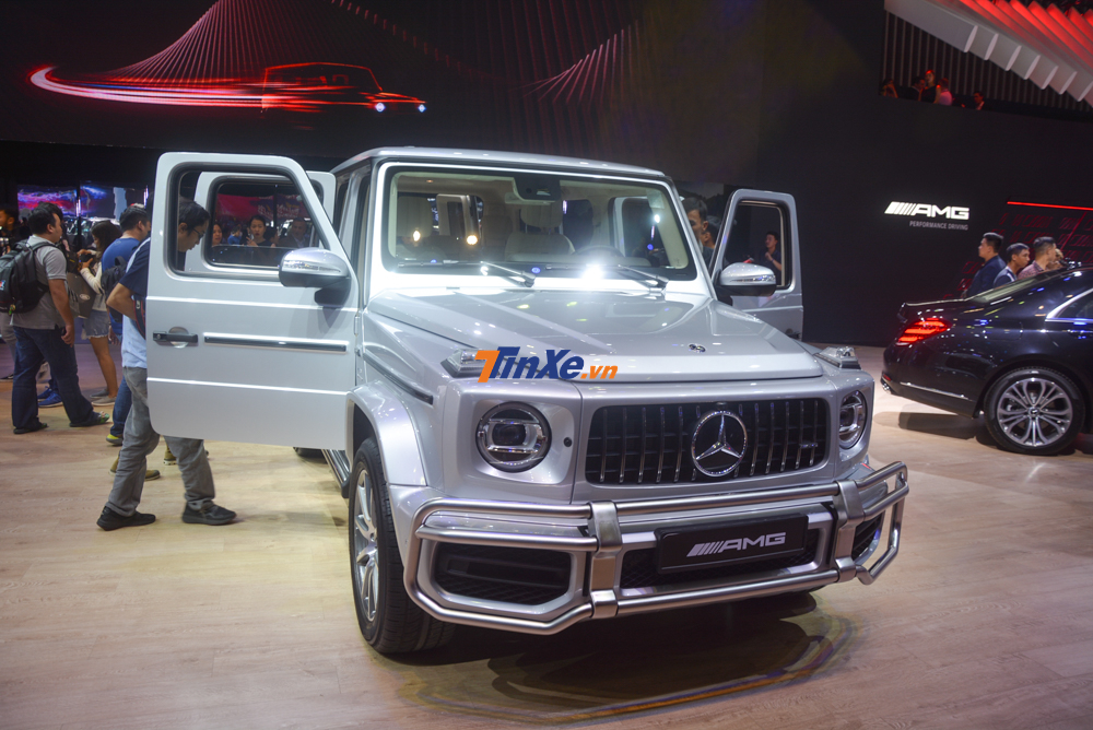 D&ugrave; đại l&yacute; Mercedes-Benz chủ động hạ cửa k&iacute;nh để truyền th&ocirc;ng c&oacute; thể t&aacute;c nghiệp b&ecirc;n trong khoang l&aacute;i của mẫu xe Mercedes-AMG G63 2019 nhưng rốt cuộc