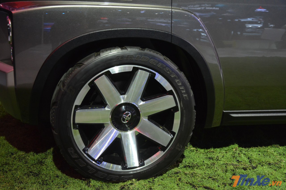 Vành xe Toyota TJ Cruiser là loại hợp kim thiết kế 6 nan, kích thước lên đến 20 inch.