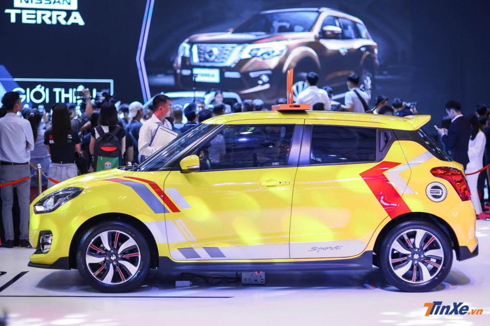 Khoác lên tông màu rực rỡ, đến nắp bình xăng của Suzuki Swift cũng được hãng xe Nhật đặc biệt trang trí