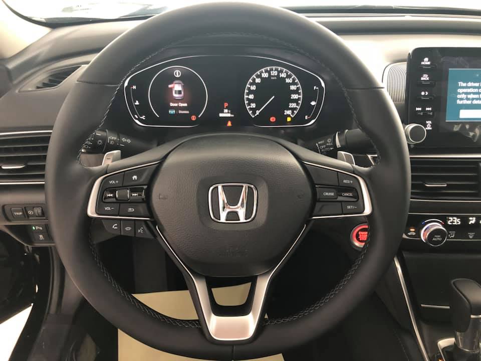 Cận cảnh v&ocirc; lăng của Accord mới, ph&iacute;a sau l&agrave; đồng hồ dạng analog kết hợp với m&agrave;n h&igrave;nh 7 inch đặt b&ecirc;n tr&aacute;i
