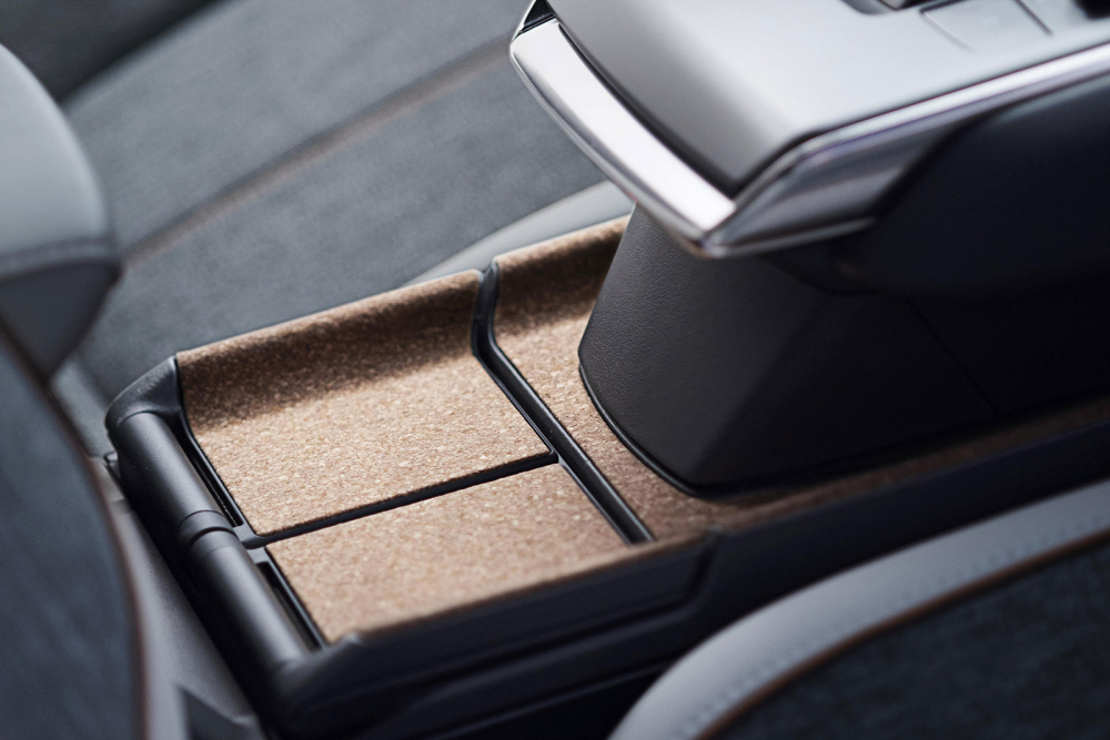 Chất liệu dùng để sản xuất nút chai rượu vang và được hãng Mazda gọi bằng cái tên Heritage Cork