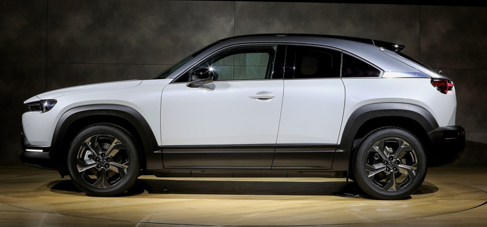 Mazda MX-30 2020 có kích thước gần như ngang bằng với CX-30