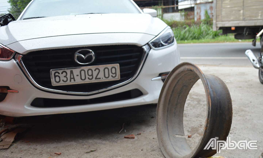 Vành và lốp của bánh xe ben bị tách rời