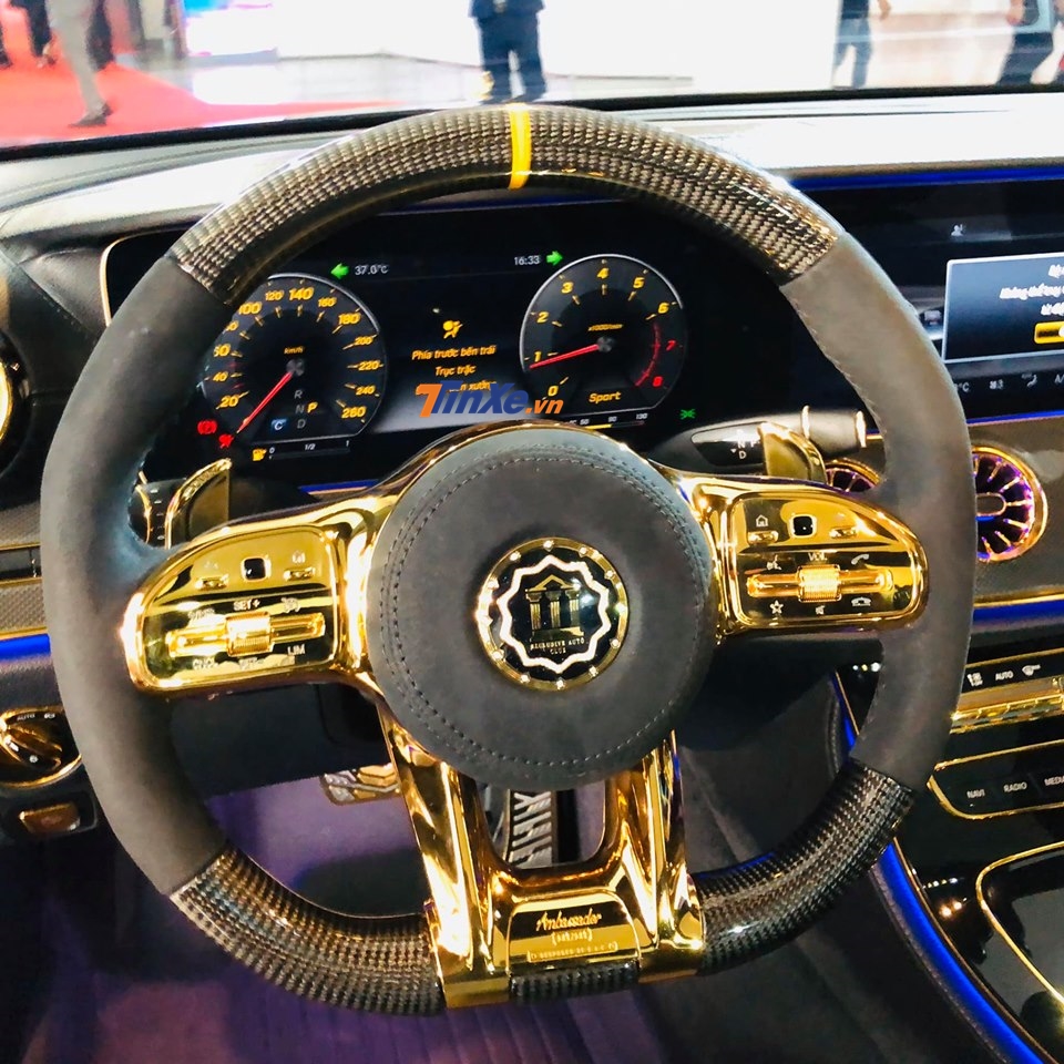 Cận cảnh v&ocirc;-lăng của Mercedes-Benz E300 AMG được độ lại bằng carbon v&agrave; th&ecirc;m mạ v&agrave;ng