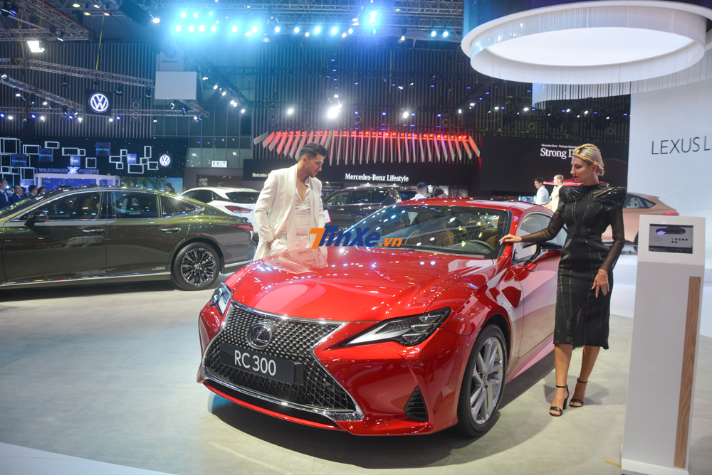 Ngoại h&igrave;nh của Lexus RC 300 2019 c&ograve;n g&acirc;y ấn tượng ở bộ la-zăng hợp kim, k&iacute;ch thước 18 inch, 5 chấu k&eacute;p sơn bạc