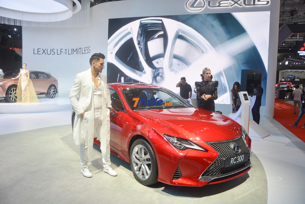 Mẫu xe Coupe thể thao Lexus RC 300 2019 được ph&acirc;n phối ch&iacute;nh h&atilde;ng với mức gi&aacute; b&aacute;n 3,27 tỷ đồng