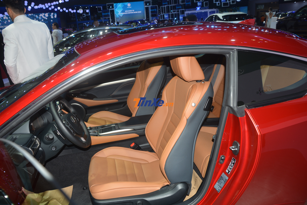 D&ugrave; l&agrave; xe thể thao nhưng RC 300 2019 c&oacute; nội thất sang trọng như những d&ograve;ng xe Lexus LS. Ghế ngồi bọc da cao cấp c&oacute; m&agrave;u n&acirc;u nhạt