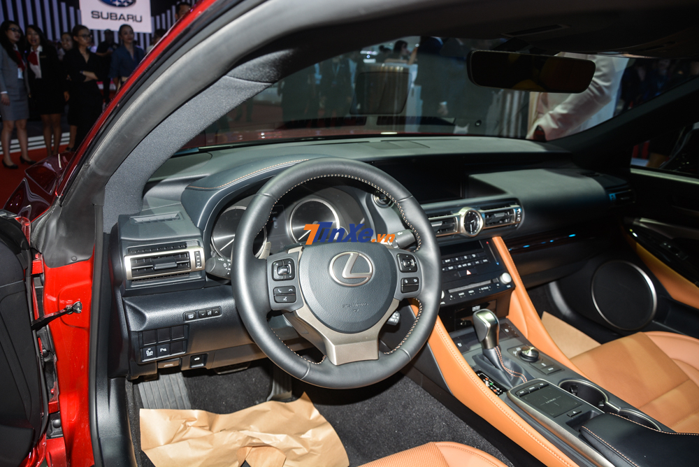 C&aacute;c chi tiết c&ograve;n lại của Lexus RC 300 2019 được bọc da m&agrave;u đen đối lập