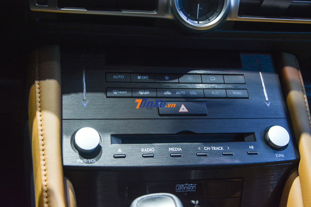 Cụm điều khiển trung t&acirc;m của Lexus RC 300 2019 thiết kế đơn giản c&oacute; t&iacute;ch hợp đồng hồ thời gian dạng analog