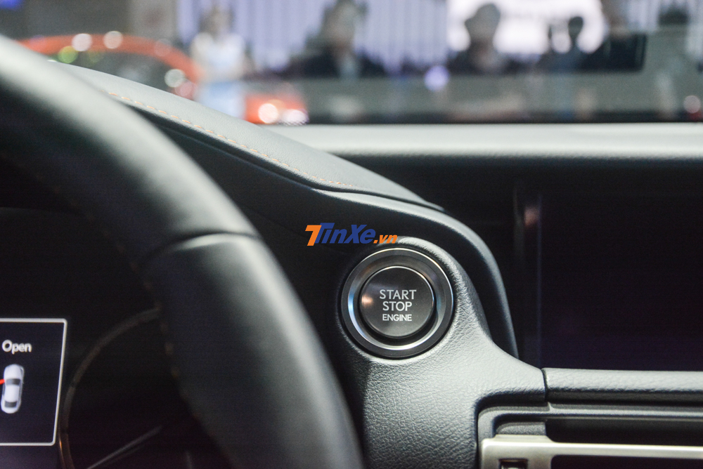 Lexus RC 300 phi&ecirc;n bản 2019 được trang bị động cơ 4 xy-lanh, dung t&iacute;ch 2.0 l&iacute;t, tăng &aacute;p, sản sinh c&ocirc;ng suất tối đa 241 m&atilde; lực