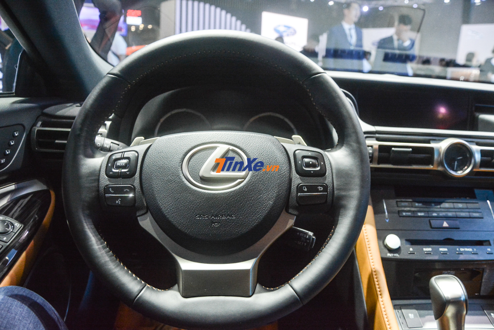 V&ocirc;-lăng của Lexus RC 300 2019 thiết kế 3 chấu được trang bị nhiều n&uacute;t bấm cơ bản