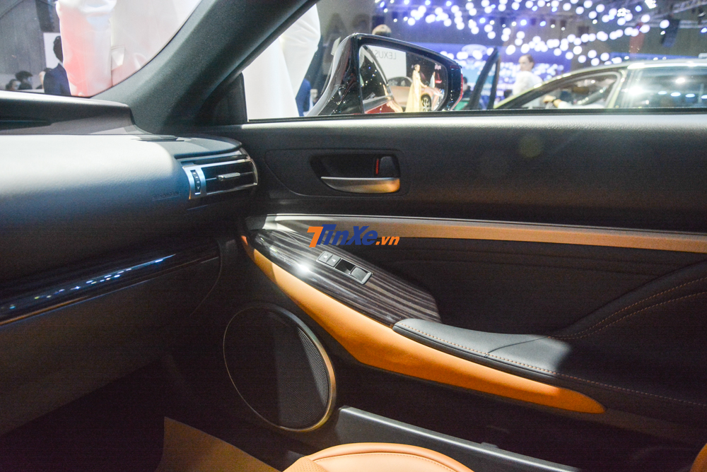 Một số chi tiết b&ecirc;n trong khoang l&aacute;i của Lexus RC 300 2019 c&ograve;n ốp gỗ Shimamoku
