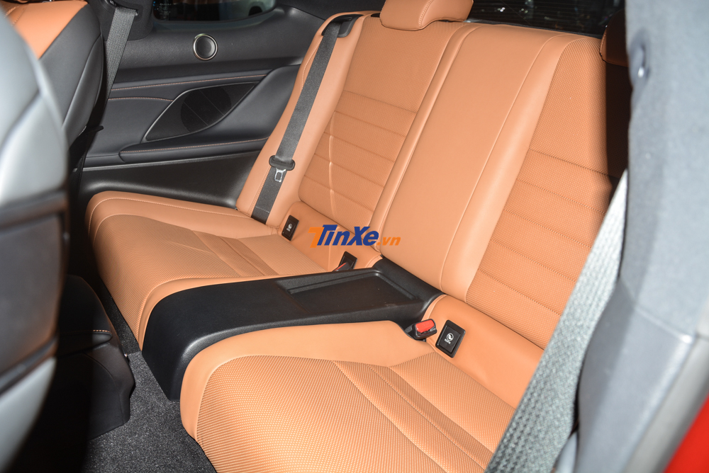 Lexus RC 300 2019 c&ograve;n c&oacute; 2 ghế ngồi ph&iacute;a sau nhưng chỉ ph&ugrave; hợp cho trẻ em