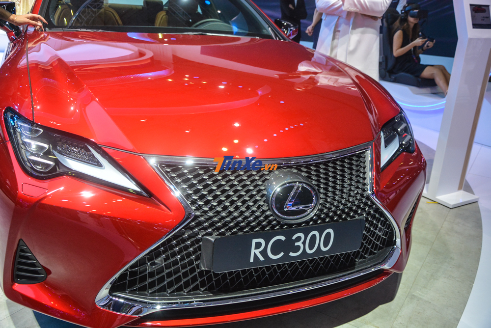 Ở phi&ecirc;n bản 2019 mẫu xe thể thao Lexus RC 300 2019 đ&atilde; c&oacute; những thay đổi ở đầu xe