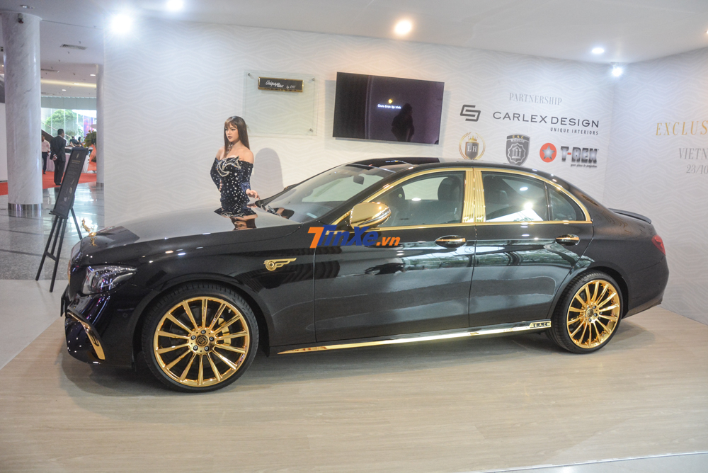 Xe sang Mercedes-Benz E300 AMG mạ v&agrave;ng nh&igrave;n từ b&ecirc;n h&ocirc;ng xe