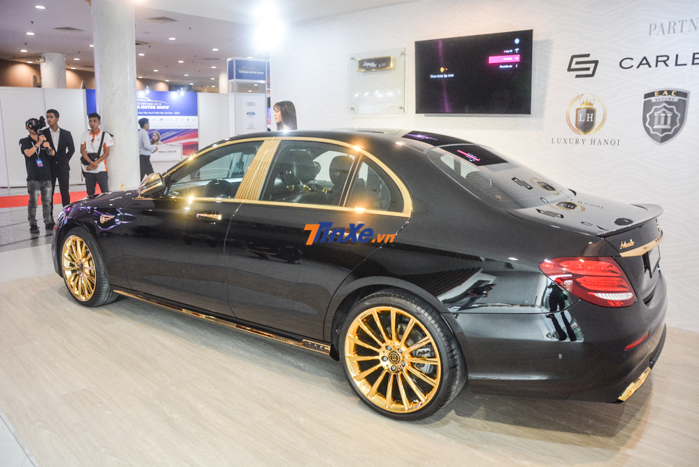 C&aacute;c chi tiết ở ngoại thất chiếc Mercedes-Benz E300 AMG đều được mạ v&agrave;ng 24k