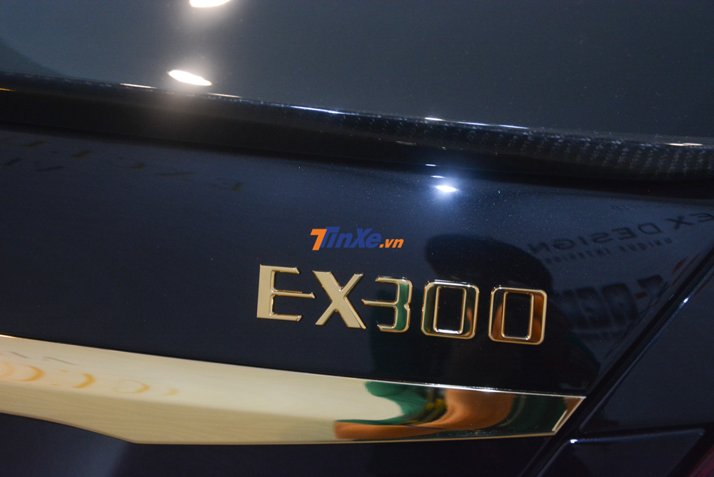 Đằng sau xe, chiếc Mercedes-Benz E300 AMG cũng được chủ nh&acirc;n th&aacute;o to&agrave;n bộ logo zin theo xe ra v&agrave; gắn c&aacute;c logo theo bản độ của m&igrave;nh đ&atilde; được mạ v&agrave;ng