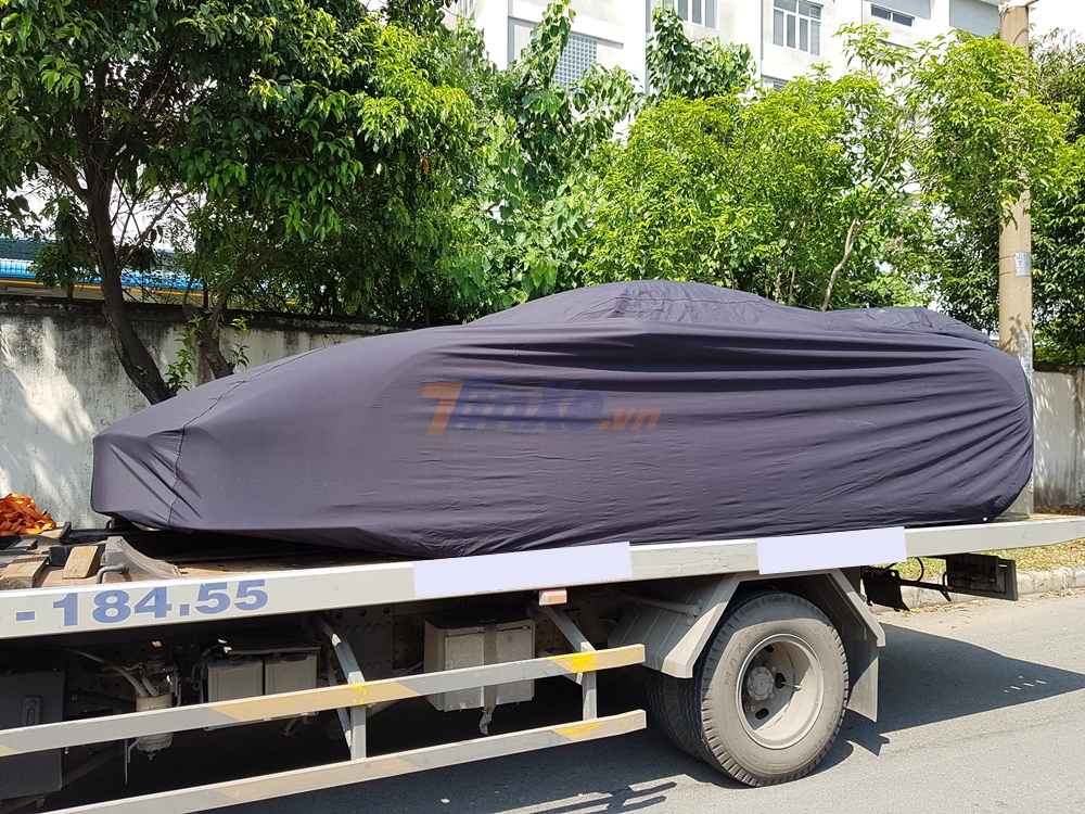 Siêu xe Ferrari F8 Tributo đầu tiên về Việt Nam bị bắt gặp nằm trên xe chuyên dụng và trùm bạt cẩn thận