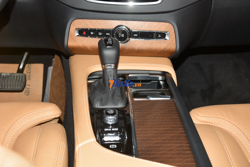 Đi k&egrave;m khối động cơ tr&ecirc;n mẫu xe Volvo XC90 Inscription 2020 mới ra mắt Việt Nam l&agrave; hộp số 8 cấp v&agrave; hệ dẫn động 4 b&aacute;nh to&agrave;n thời gian