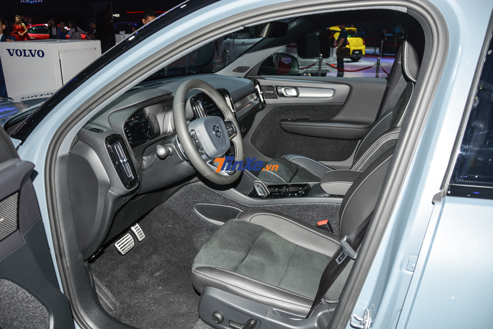  Volvo XC40 T5 c&ograve;n c&oacute; c&aacute;c trang bị cao cấp kh&aacute;c ở b&ecirc;n trong khoang l&aacute;i như hệ thống &acirc;m thanh Harman Kardon 13 loa, 600 W 