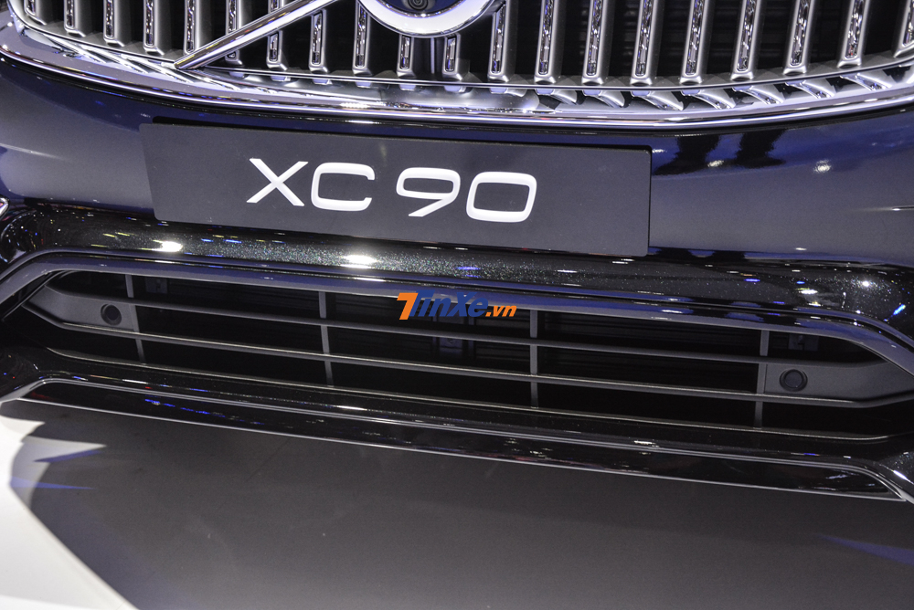 Hốc gi&oacute; trước v&agrave; cản va trước của Volvo XC90 Inscription 2020 cũng c&oacute; sự cải tiến thiết kế so với thế hệ đầu