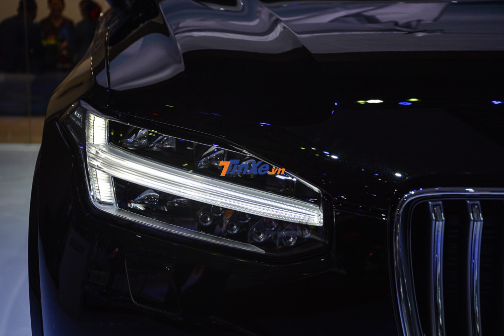 Cụm đ&egrave;n pha Full LED của Volvo XC90 Inscription 2020 giống với đời trước, mang h&igrave;nh d&aacute;ng của c&acirc;y b&uacute;a thần Thor Hammer