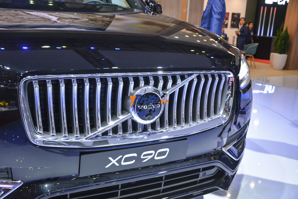 Volvo XC90 Inscription 2020 c&oacute; lưới tản nhiệt mới được mạ cr&ocirc;m b&oacute;ng lo&aacute;ng