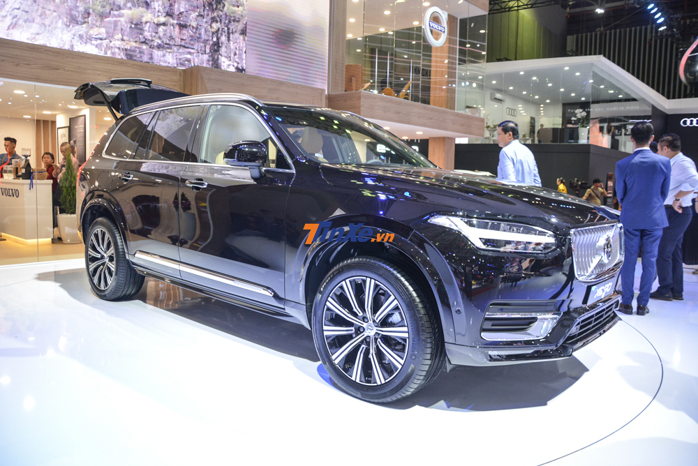 Phi&ecirc;n bản n&acirc;ng cấp của Volvo XC90 Inscription ra mắt tại triển l&atilde;m VMS 2019 với s&acirc;n khấu được đầu tư ho&agrave;nh tr&aacute;ng nhất so với c&aacute;c gian h&agrave;ng h&atilde;ng xe kh&aacute;c