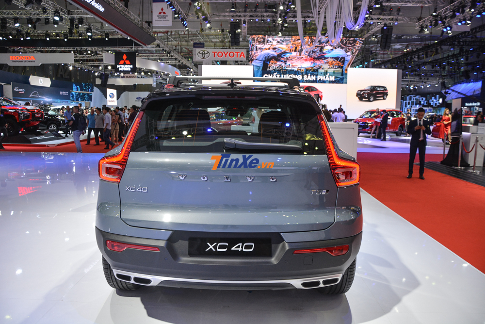 SUV hạng sang cỡ nhỏ Volvo XC40 n&agrave;y thuộc phi&ecirc;n bản T5 với điểm nhấn l&agrave; được trang bị khung gầm Sport, ở phi&ecirc;n bản Volvo XC40 T4 l&agrave; khung gầm Dynamic