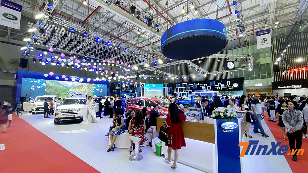 Một không gian triển lãm của Ford ngập tràn những mẫu xe SUV và bán tải.
