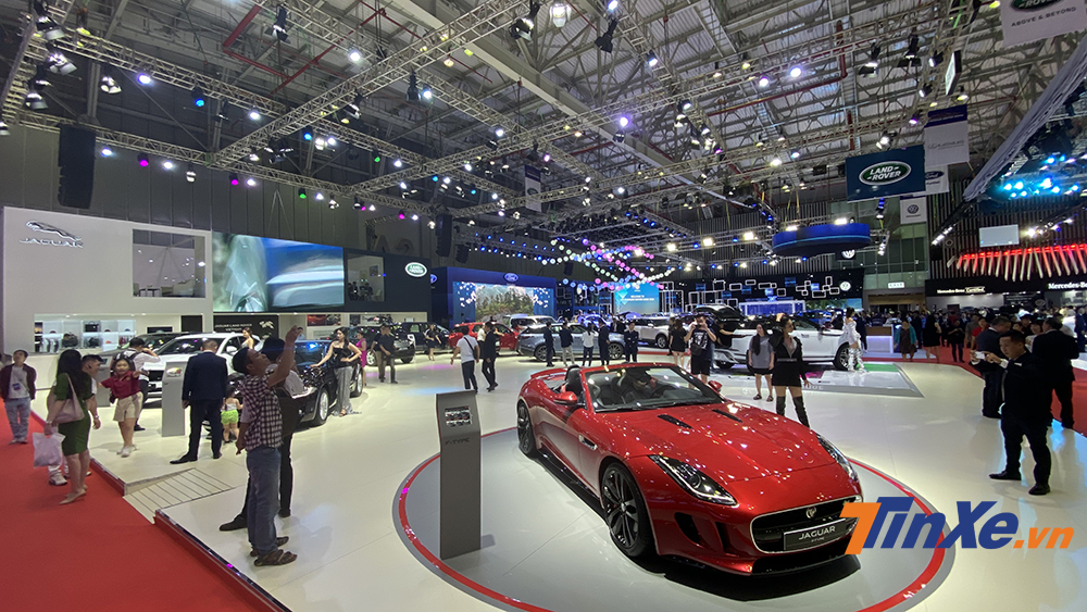 Không gian trưng bày của Jaguar Land Rover đơn giản nhưng tinh tế.