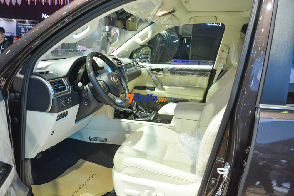 Khoang lái của Lexus GX460