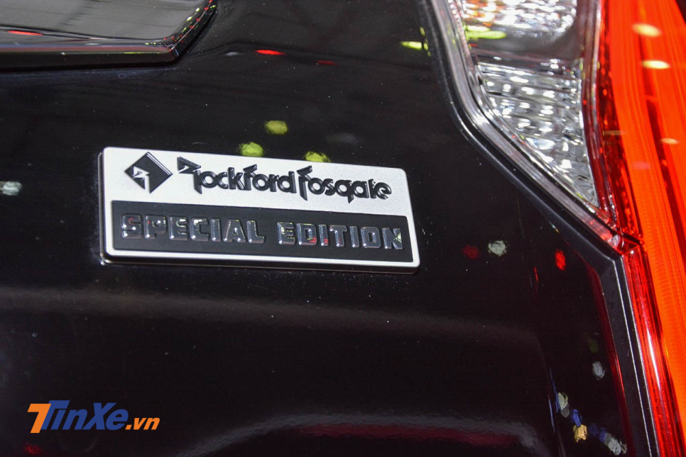 Khu vực cốp xe có thêm logo “RockFord Fosgate” Khu vực cốp xe có thêm logo “RockFord Fosgate”