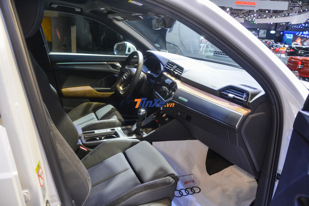  B&ecirc;n trong Audi Q3 2019 l&agrave; kh&ocirc;ng gian nội thất được đ&aacute;nh gi&aacute; l&agrave; gọn g&agrave;ng v&agrave; sang trọng 